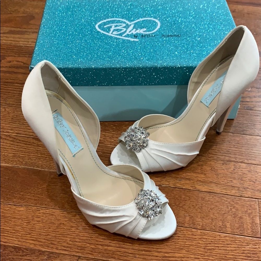 Betsy Johnson White Satin Open Toe Pump size 7.5